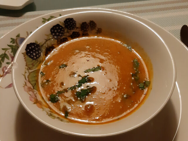 Tomatencrèmesoep van verse tomaten, tomatenpuree en crème fraîche