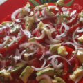 Tomatensalade van Coeur de Boeuf met avocado en rode ui