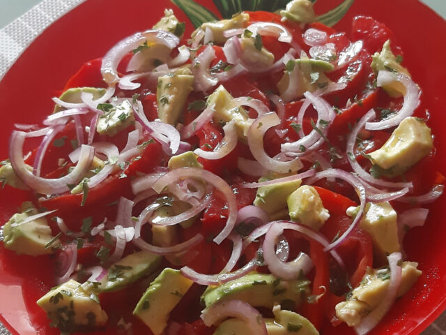 Tomatensalade van Coeur de Boeuf met avocado en rode ui