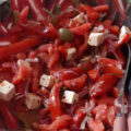 Tomatensalade met feta, kappertjes en olijven