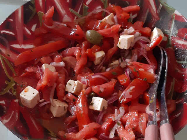 Tomatensalade met feta, kappertjes en olijven
