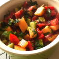 Tomatensalade met komkommer en meloen