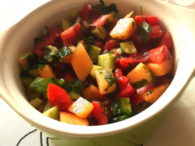 Tomatensalade met komkommer en meloen