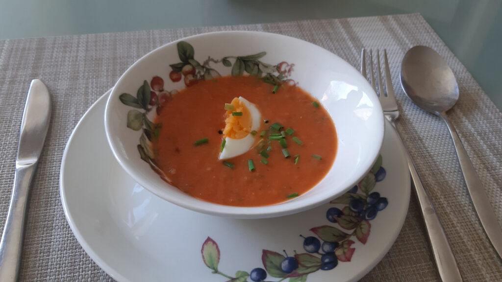 Tomatensoep met gekookt ei en bieslook