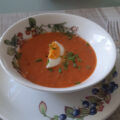 Tomatensoep met gekookt ei en bieslook