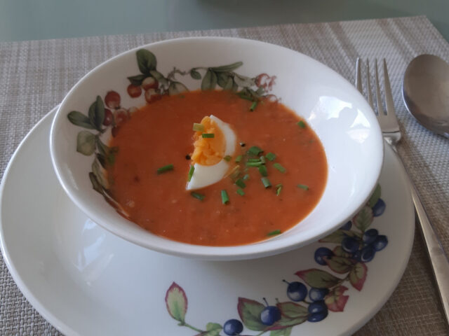 Tomatensoep met gekookt ei en bieslook