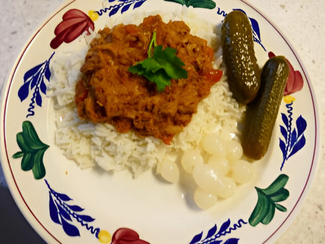 Tonijn in pittige tomaten ketjap saus