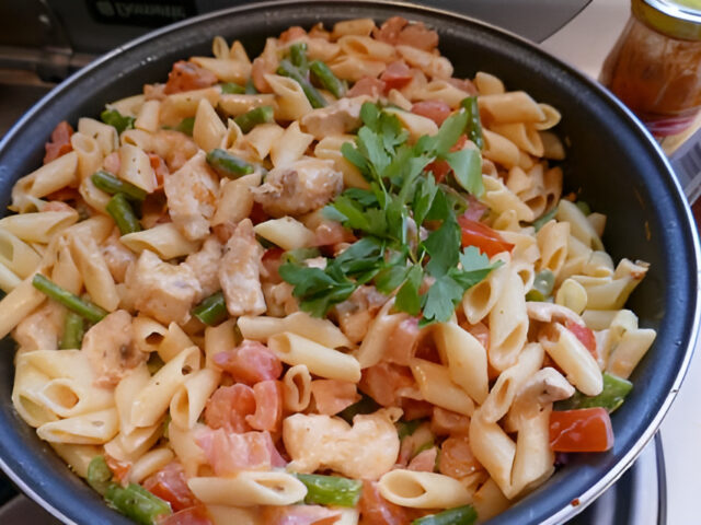 Toscaans kippannetje met sperzieboontjes , tomaat en rode pestosaus…