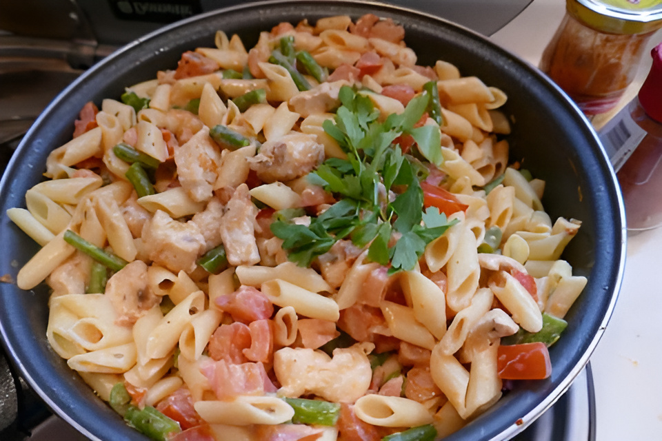 Toscaans kippannetje met sperzieboontjes , tomaat en rode pestosaus...