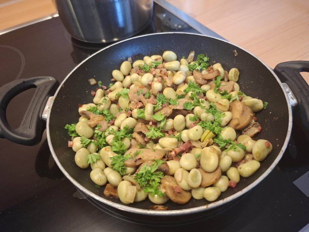 Tuinbonen met spek, champignons en honing-mosterdsaus