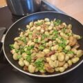 Tuinbonen met spek, champignons en honing-mosterdsaus