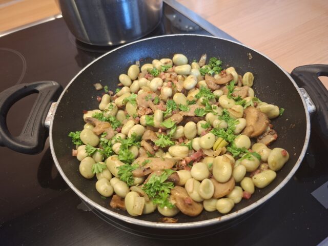 Tuinbonen met spek, champignons en honing-mosterdsaus
