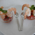 Uit ’n glaasje. Cocktailgarnalen met pittige tomatensalsa.