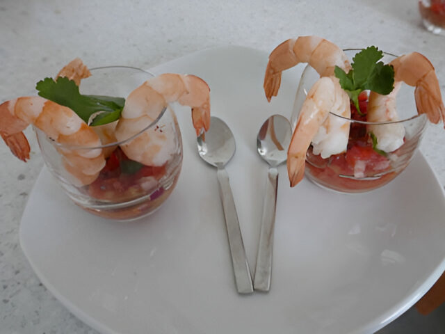 Uit ’n glaasje. Cocktailgarnalen met pittige tomatensalsa.