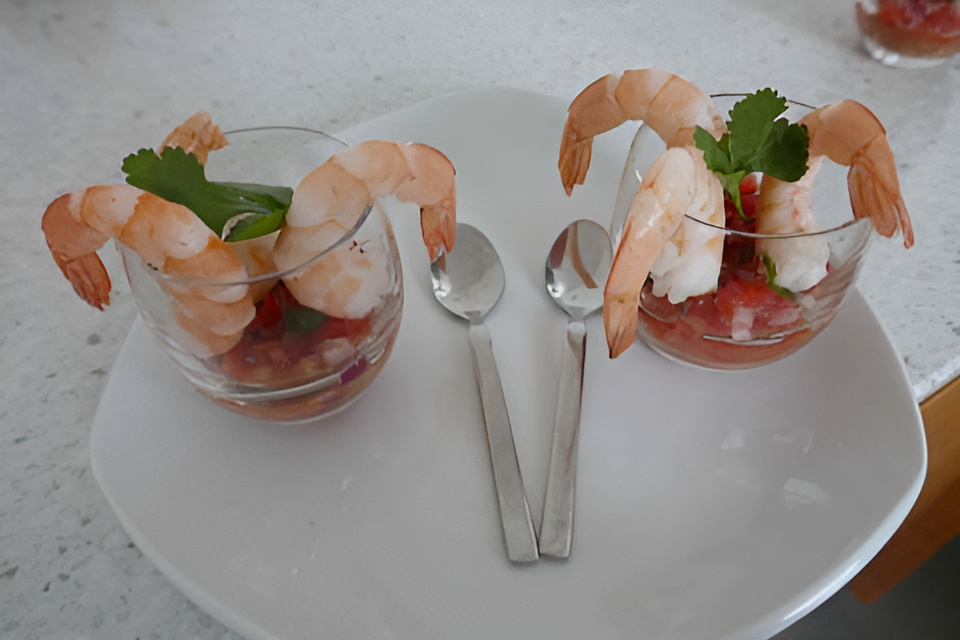 Uit 'n glaasje. Cocktailgarnalen met pittige tomatensalsa.