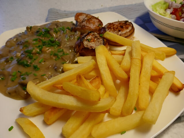 Varkenshaas medaillons met katenspek en paddenstoelenragout…..