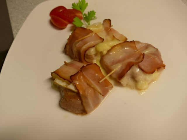 Varkenshaasje speciaal met Brie en Katenspek…..