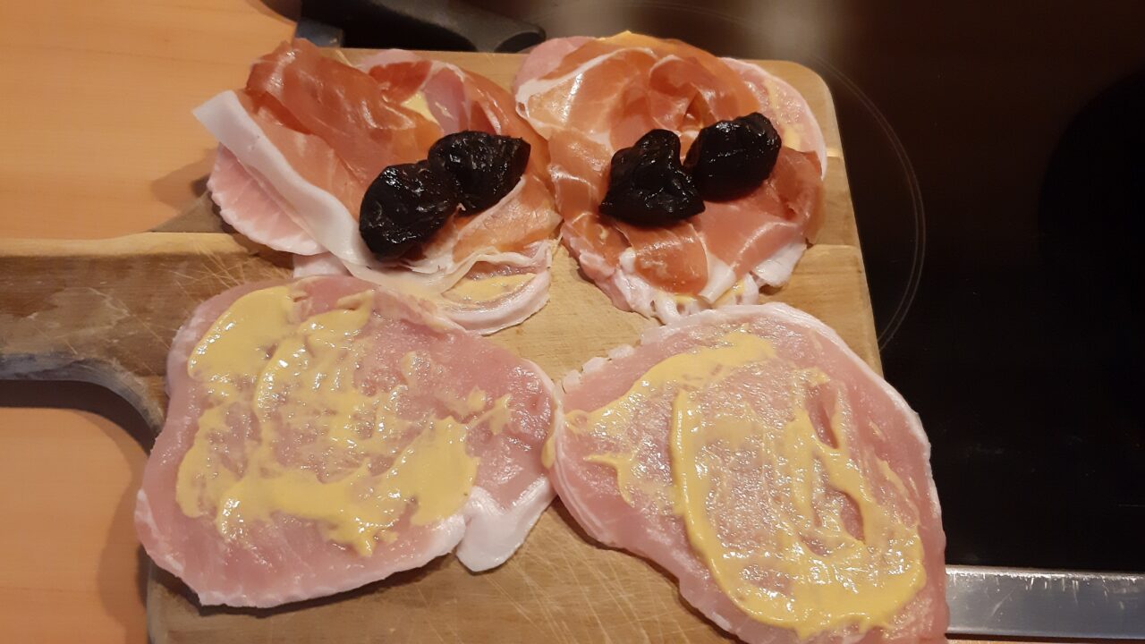 Gevulde varkensfiletrolletjes met pruimen uit de slowcooker, foto 2
