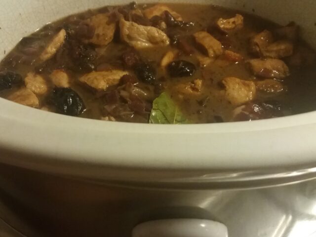 Stoofpot van varkensvlees met port en pruimen, ook voor de slowcooker