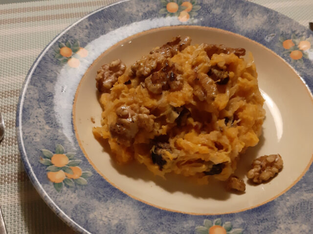 Vegetarische stamppot zuurkool met zoete aardappel, appel, walnoten en rozijnen