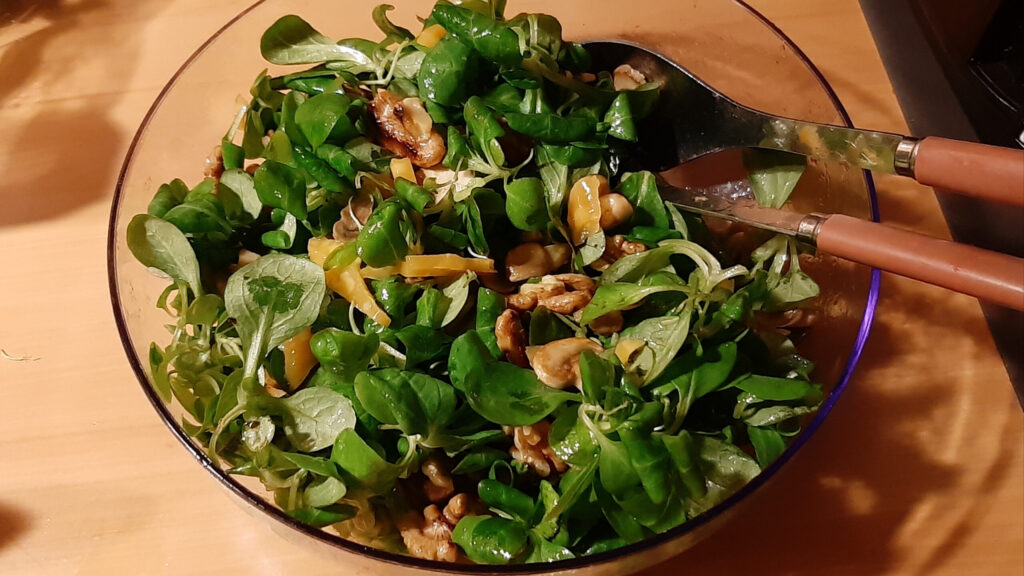 Veldsla met gebakken champignons, walnoten en oude kaas
