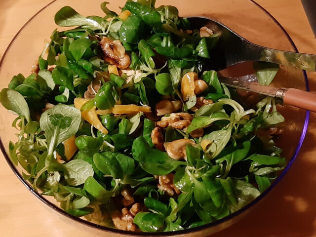 Veldsla met gebakken champignons, walnoten en oude kaas
