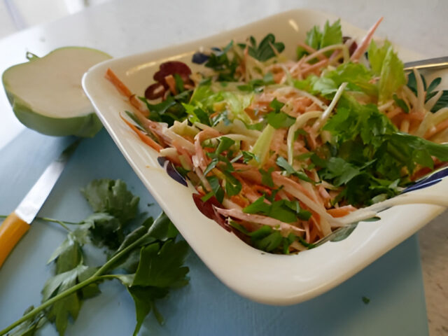 Voor erbij…..Gezonde Salade van koolrabi, bleekselderij en peen….