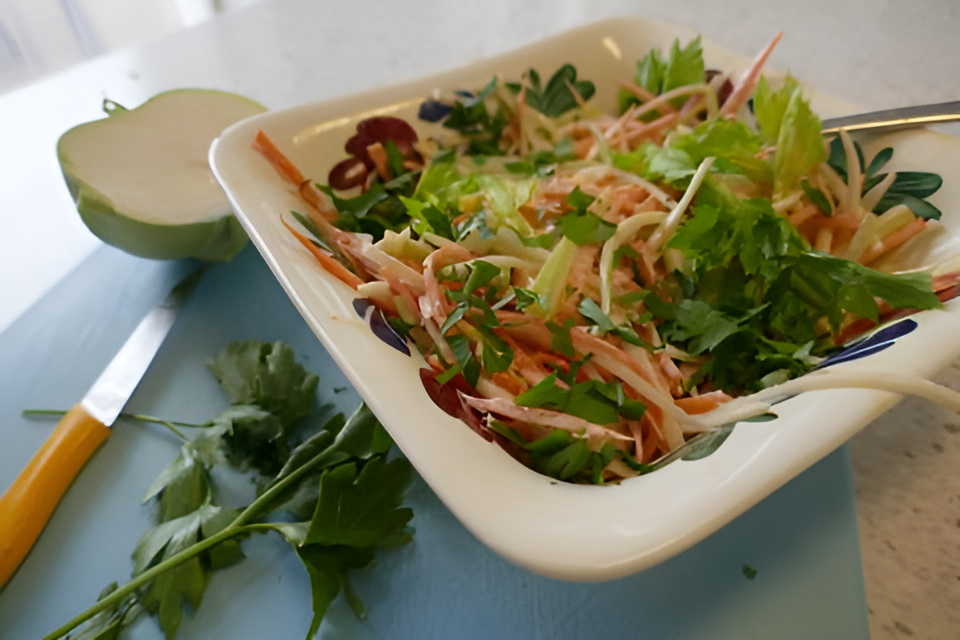 Voor erbij.....Gezonde Salade van koolrabi, bleekselderij en peen....