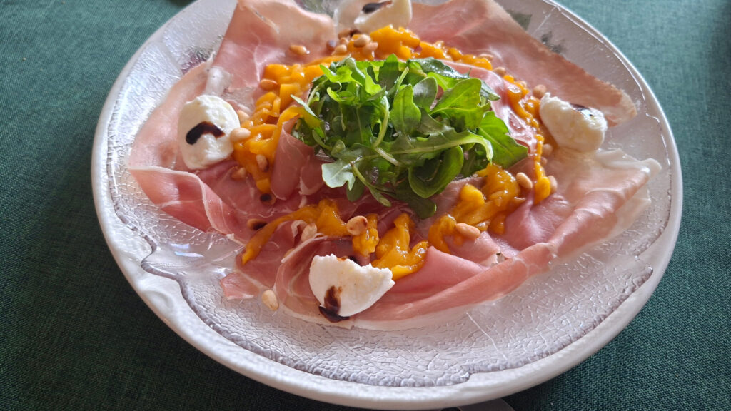 Voorgerecht Parmaham met mango, mozzarella en rucola