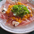 Parmaham met mango, mozzarella en rucola, een bijzonder lekker voorgerecht