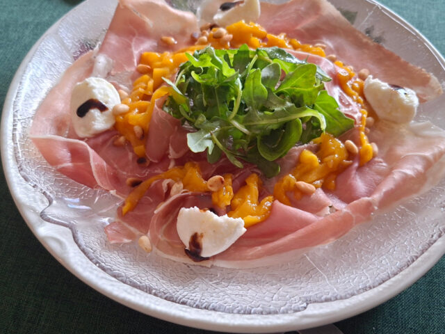 Parmaham met mango, mozzarella en rucola, een bijzonder lekker voorgerecht