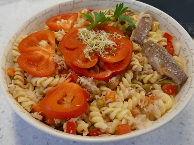 Warm Weer Pastasalade van Project Gezond met Tonijn en Sardientjes.