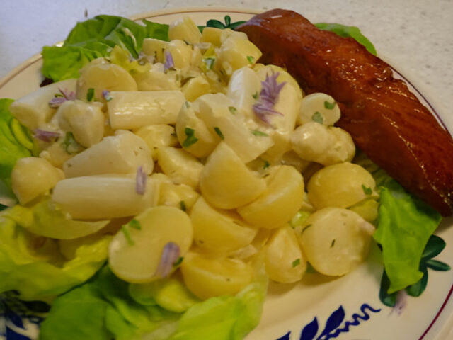 Warme Asperges – krielsalade, kruidige dressing en warmgerookte zalm.