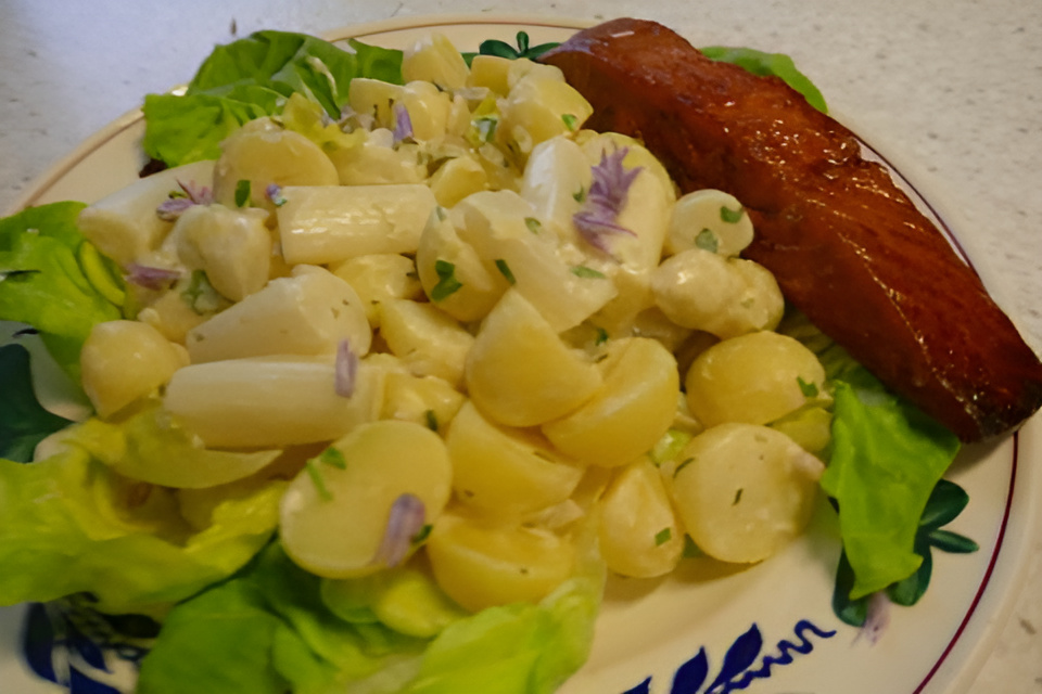 Warme Asperges - krielsalade, kruidige dressing en warmgerookte zalm.