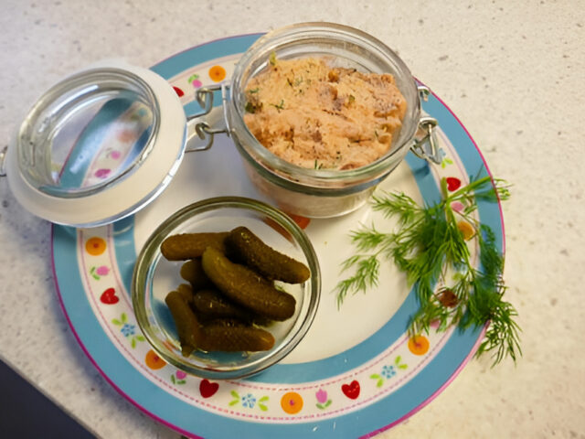 Warmgerookte zalmpaté met cornichons .