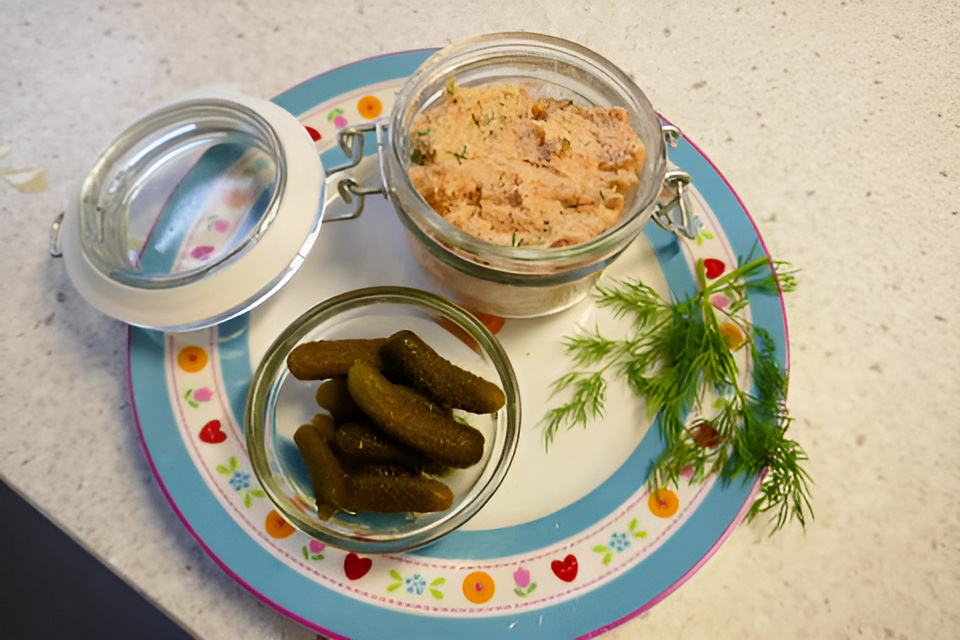 Warmgerookte zalmpaté met cornichons .