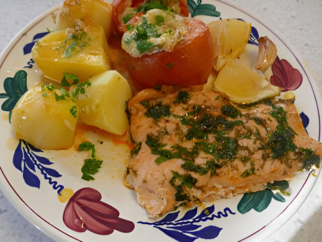 Wilde zalm met kruiden, citroen en knoflook uit de oven.