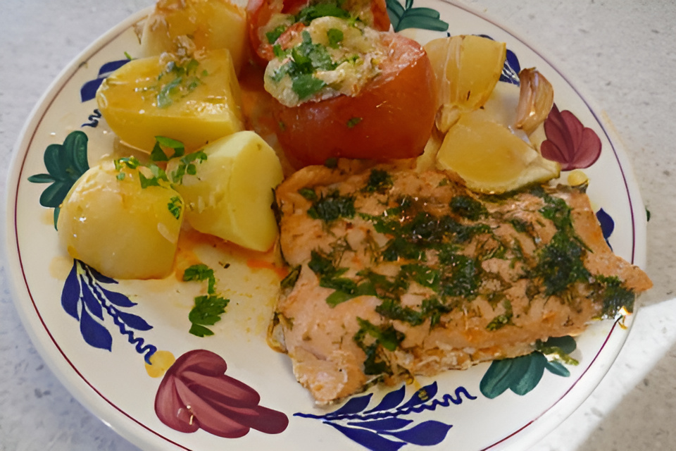 Wilde zalm met kruiden, citroen en knoflook uit de oven.