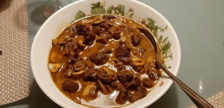 Wildragout (wildzwijn) met paddenstoelen en cranberrycompote uit de slowcooker