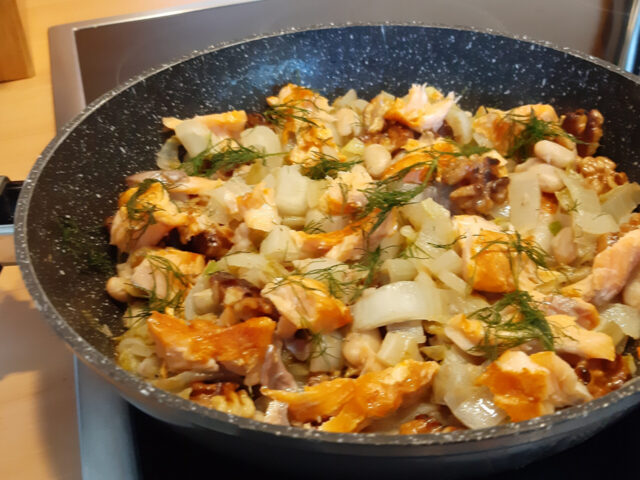 Witlof met zalmfilet uit de wok