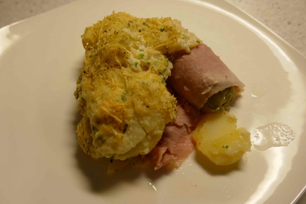 Witlof ovenschotel met ham en een topping van bieslook-kaassaus. P.G.