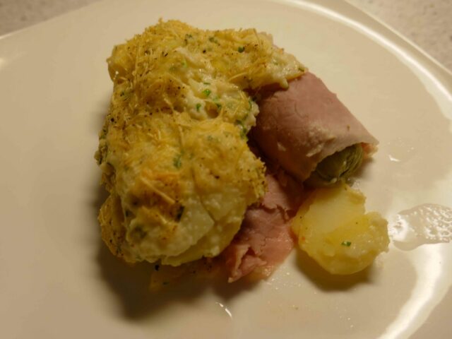 Witlof ovenschotel met ham en een topping van bieslook-kaassaus. P.G.