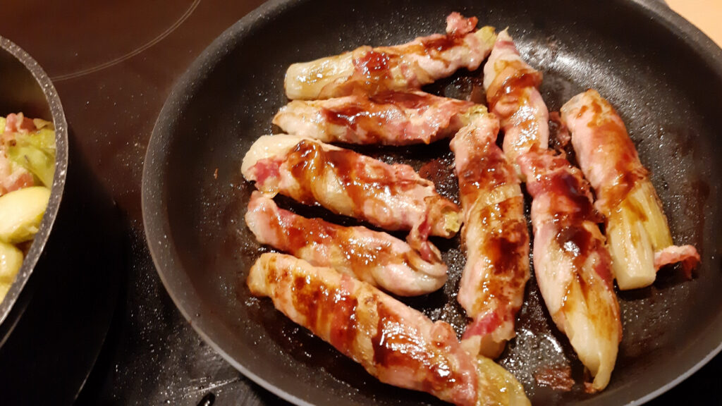 Witlofrolletjes in bacon met appelstroop