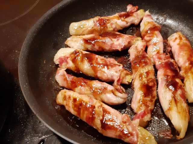 Witlofrolletjes in bacon met appelstroop