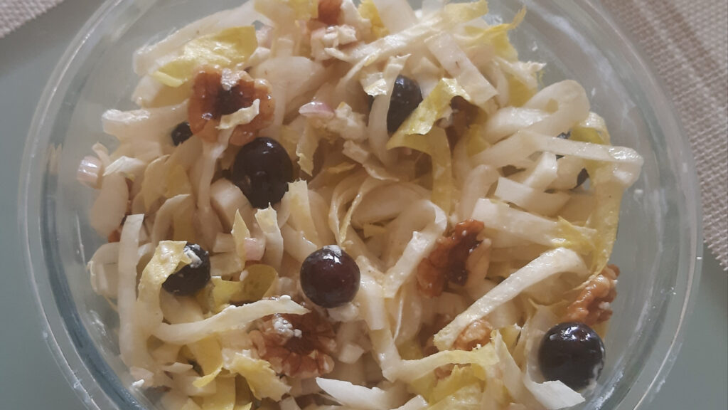 Witlofsalade met druiven, walnoten en geitenkaas. Lekker en gezond.
