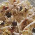 Witlofsalade met druiven, walnoten en geitenkaas. Lekker en gezond.