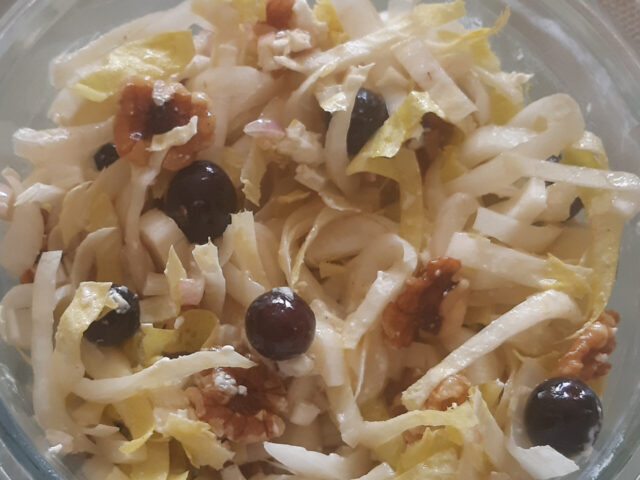 Witlofsalade met druiven, walnoten en geitenkaas. Lekker en gezond.