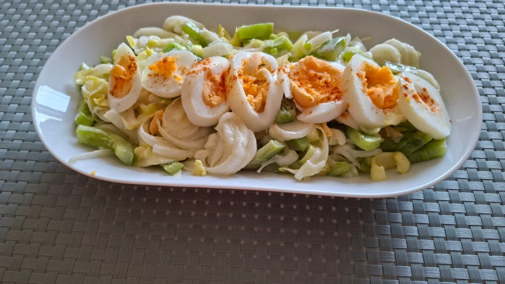 Witlofsalade met paprika en ei met een honing-mosterd-dressing