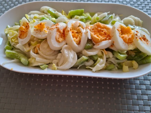 Witlofsalade met paprika, ei en een honing-mosterd-dressing