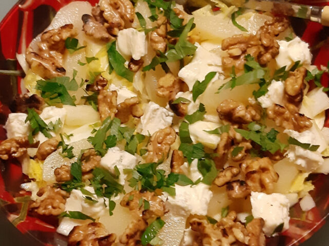 Witlofsalade met peer, gorgonzola en walnoten